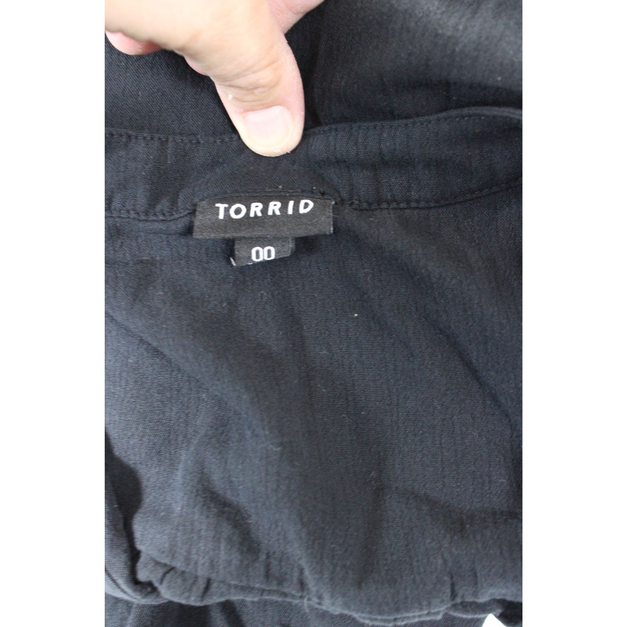 Torrid Black Sleeveless V-Neck Button-Front Blouse Size 00