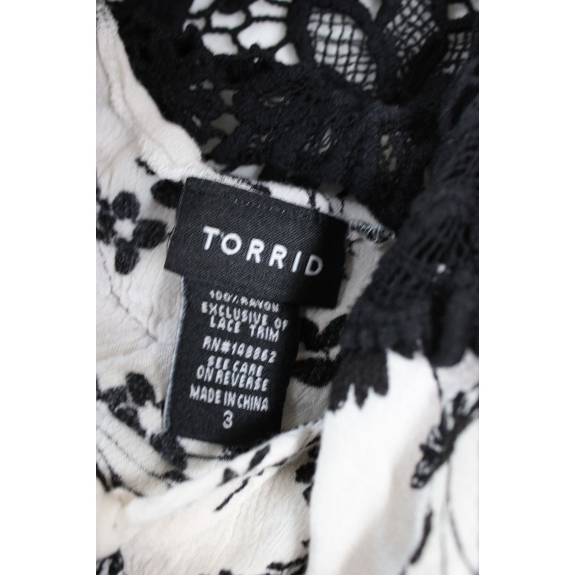 Torrid Womens Floral Lace Trim Blouse Size 3